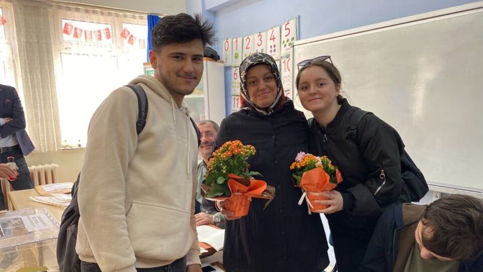 Sandık kurulu görevlisine kızından 'Anneler Günü' sürprizi