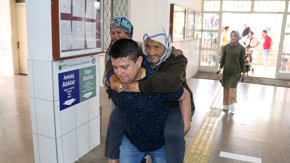 90 yaşındaki kadını oy kullanmaya sırtında götürdü