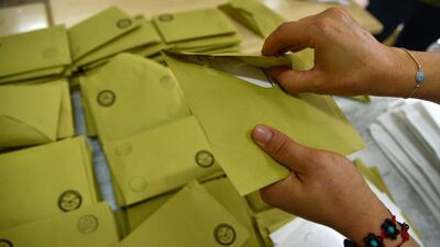 Zarfların ağzını yapıştırıcıyla kapatmışlar