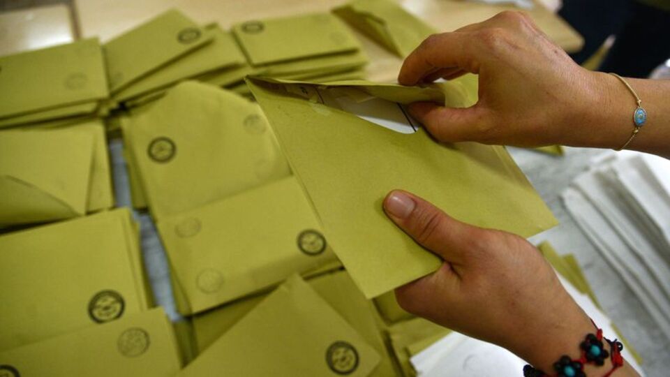 Zarfların ağzını yapıştırıcıyla kapatmışlar