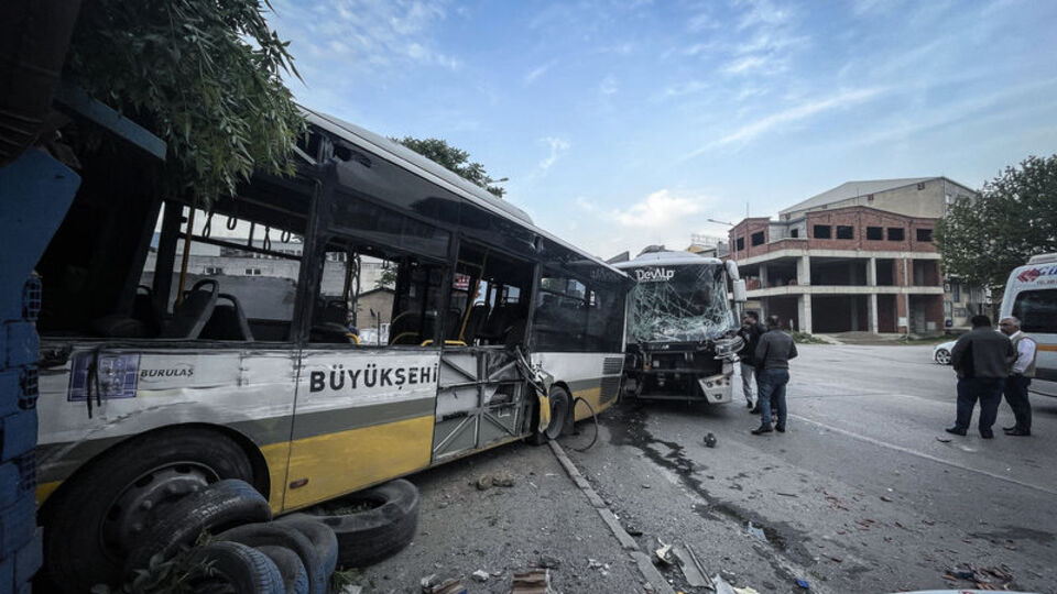 Servis aracı ile özel halk otobüsü çarpıştı: 2 yaralı
