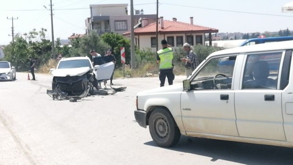 Otomobil kamyonetle çarpıştı: Anne ve bebeği yaralı