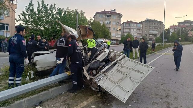 Direğe çarptı, kağıt gibi ikiye bölündü: 1 ölü, 2 yaralı