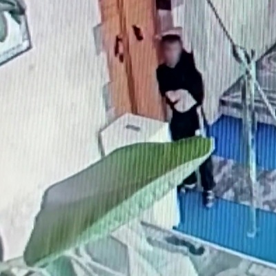 Camiden çalmak istediği yardım kasasının altında kaldı... O anlar kamerada