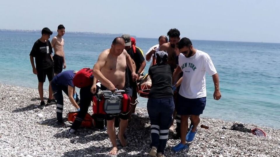 Boğulma tehlikesi geçiren kişiye kalp masajı!