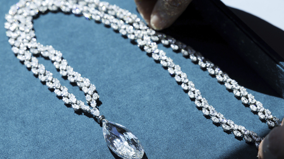 Dünyanın en pahalı özel mücevher koleksiyonu satıldı!
