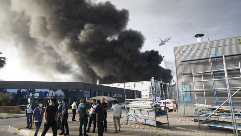 Tekne ve yat üretim tersanesi alev alev yandı