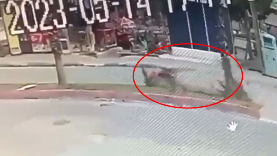 Antalya'da motosiklet kazası kamerada: 2 ölü