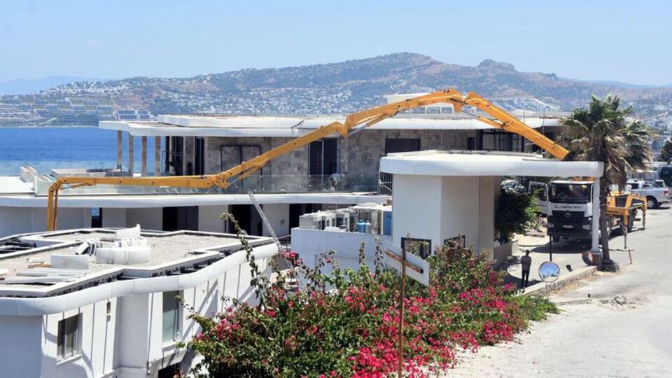 Kaçak yapıların yıkımı devam ediyor