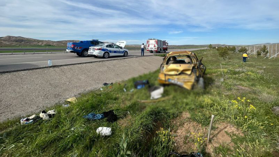 Sivas'ta otomobil devrildi: 5 yaralı