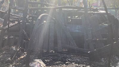 Bir gecekondu ve otomobil, yangında küle döndü