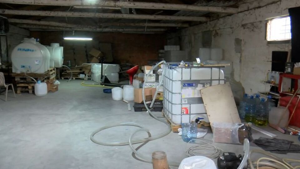 Arnavutköy'de sahte alkol üreten imalathaneye baskın: 2 gözaltı