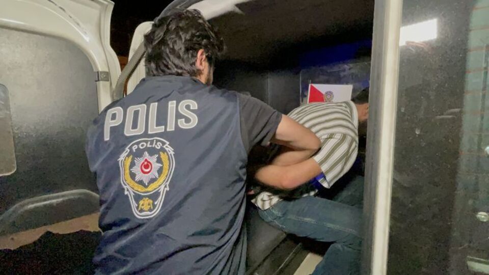 Polisten kaçarken binaya el bombası atan şüpheli, tabancayla yakalandı