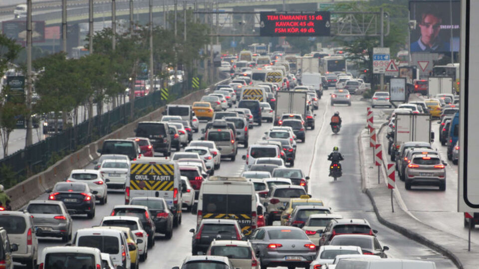 Sağanak İstanbul'da trafiği felç etti!