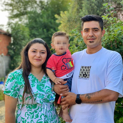 Eşine tahra ile saldırdı! Bebeğiyle otomobilden atladı!