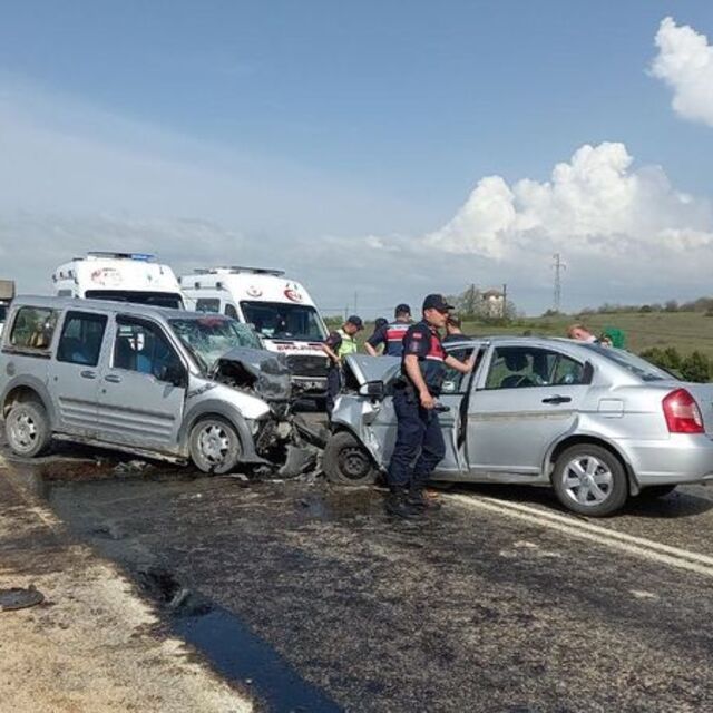 Cenaze yolunda feci kaza: 2 ölü, 3 yaralı