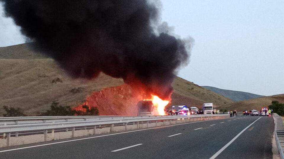 Seyir halindeyken alev alan yolcu otobüsü tamamen yandı