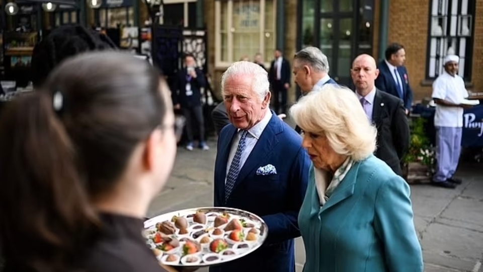 Kral Charles'a Godiva çikolatalarıyla karşılama