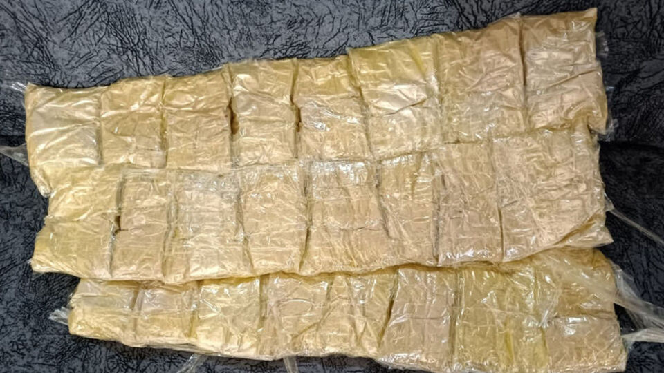 2 yolcunun üst aramasında 10 kilogram eroin ele geçirildi