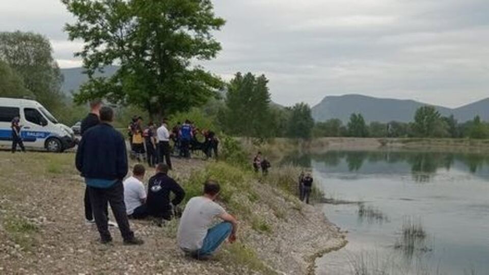 Ölenler ve yaralılar var! Otomobil göle uçtu!