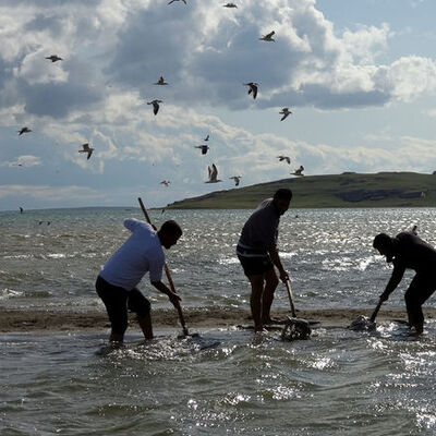 Mahalleli kürekleri alıp, seferber oldu!