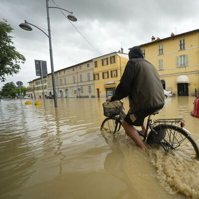 Sel Formula 1'i vurdu: En az 8 kişi öldü!