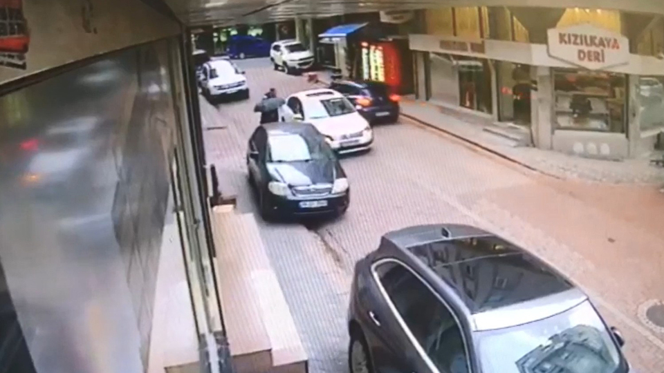 Kendilerine polis süsü veren İranlılar yakalandı!