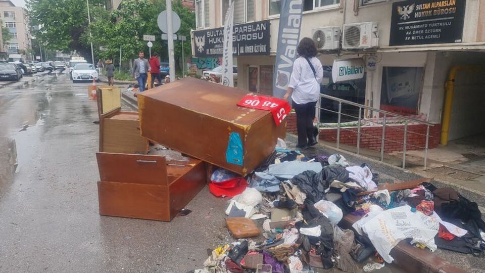 Ölen babasının eşyalarını sokağa bıraktı