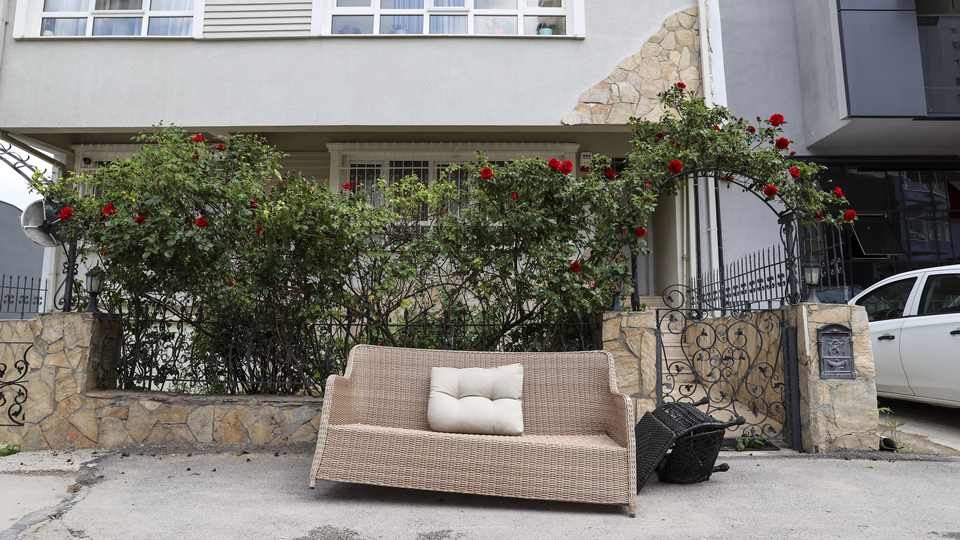 Akıllara durgunluk vermişti! Uçan koltuğun sahibi aranıyor