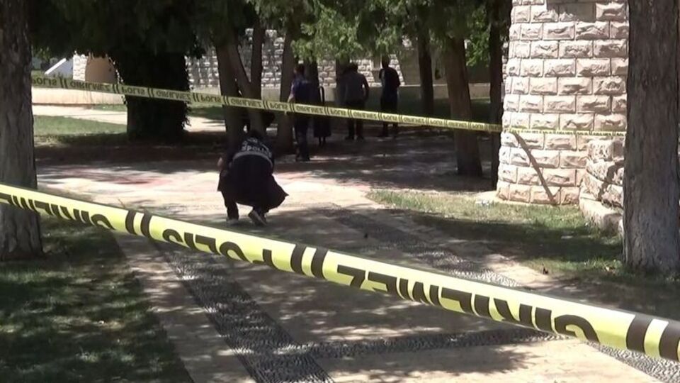 17 yaşındaki Hüseyin parkta kalbinden bıçaklandı