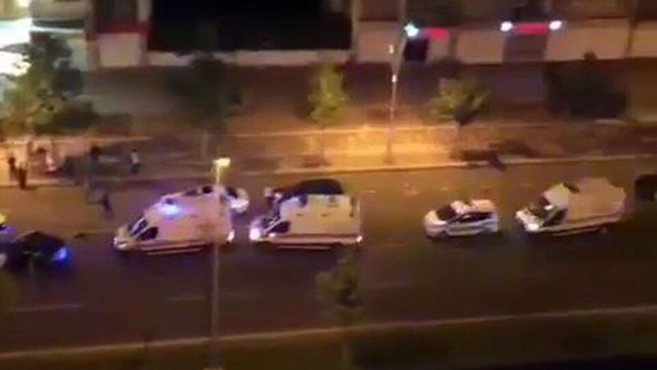 Otomobil, park halindeki iki otomobile çarptı: 6 yaralı