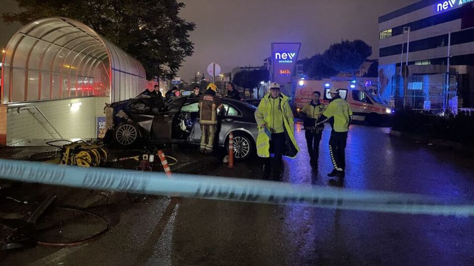 Otomobil, metro hattının duvarına çarptı: 3 ölü, 1 ağır yaralı