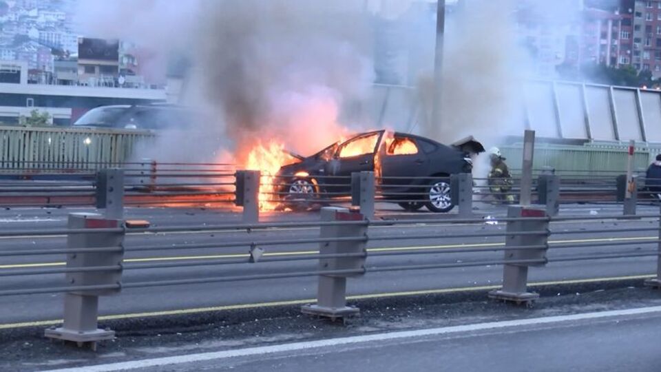 Otomobil kül oldu! Haliç'te feci kaza!