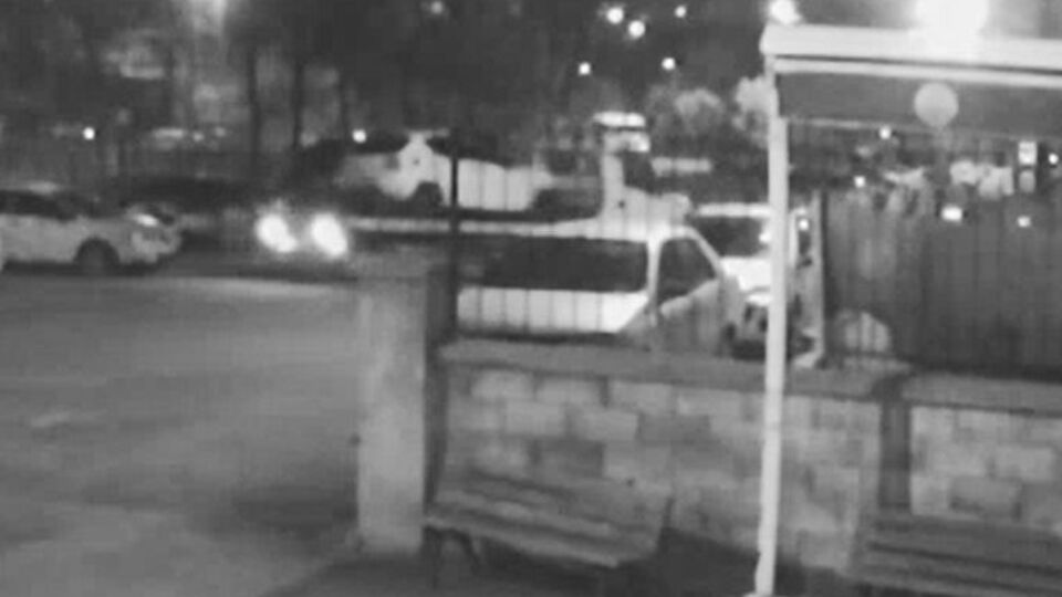 Park halindeki araçları çekiciye yükleyip çaldılar!