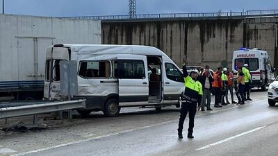 Kamyon işçi servisine çarptı: 7 yaralı