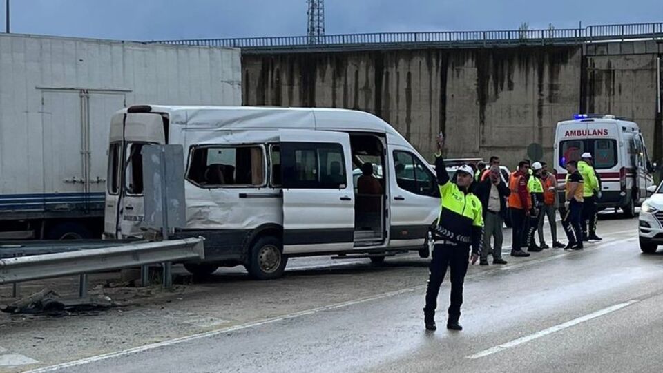 Kamyon işçi servisine çarptı: 7 yaralı