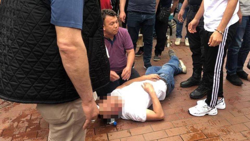 Kuyumcu ile müşteriler kavga etti: 3 yaralı