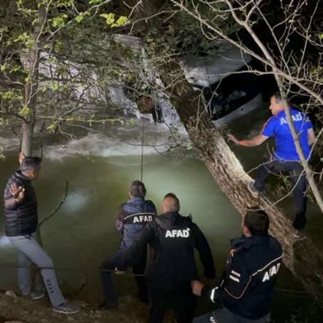 Munzur Çayı'na düşen kamyondaki 2 kişi kurtarıldı