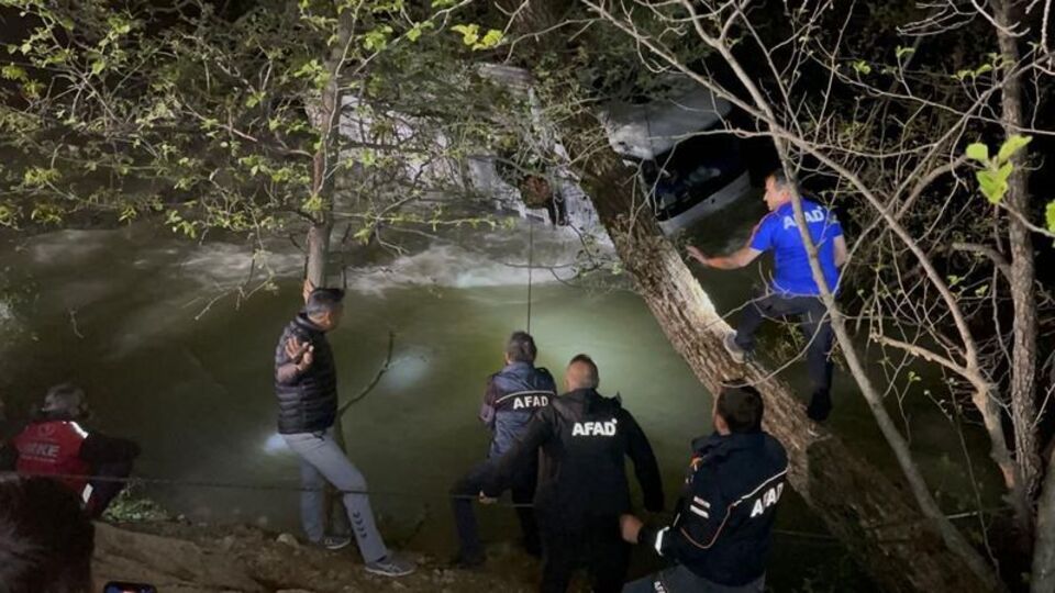 Munzur Çayı'na düşen kamyondaki 2 kişi kurtarıldı