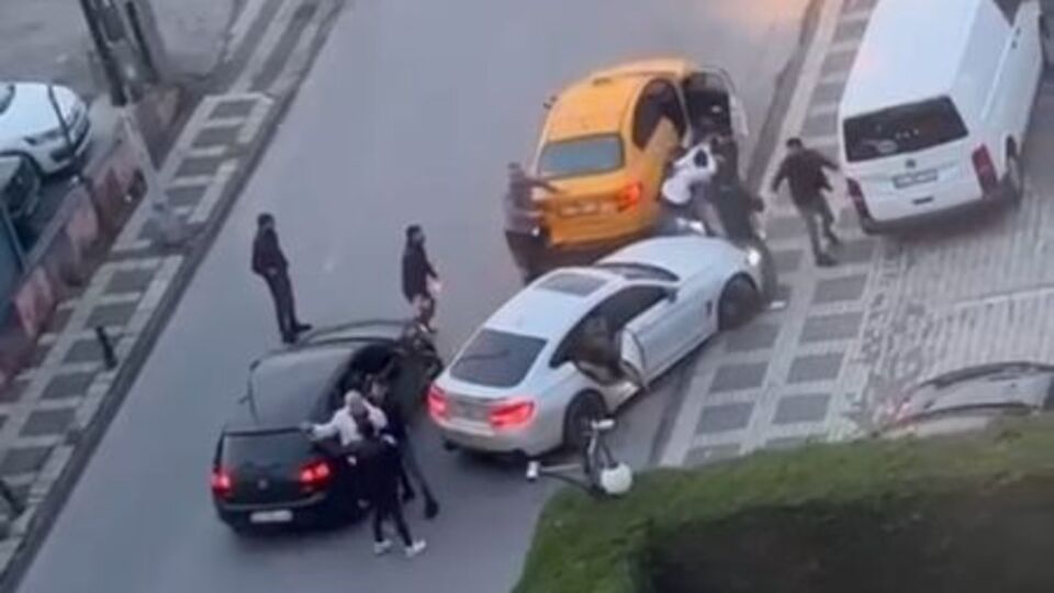 Görenler şoke oldu! Yumruk yumruğa yol kavgası!