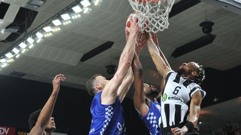 Beşiktaş son maçta ligde kaldı!