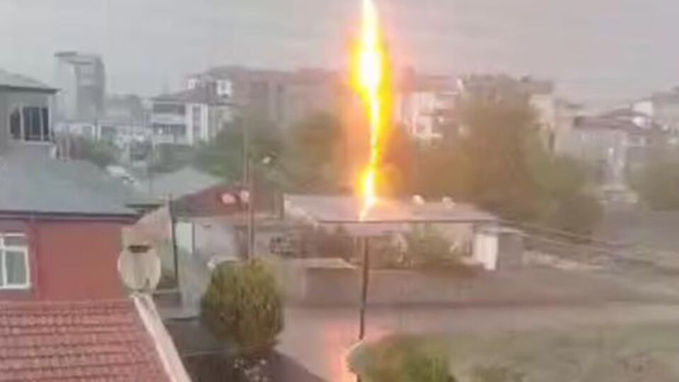 Tek katlı eve yıldırım düştü: 1 yaralı