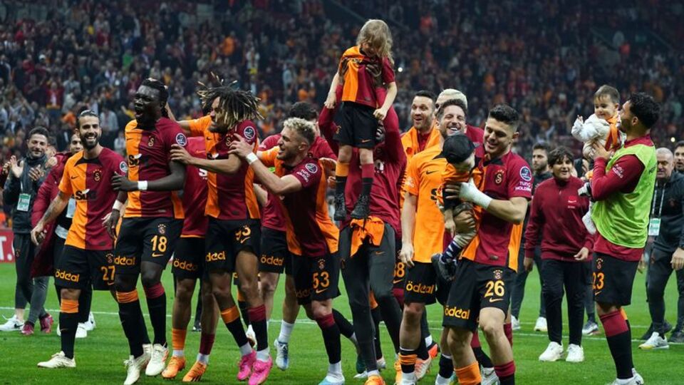 Kapıyı sonuna kadar araladı