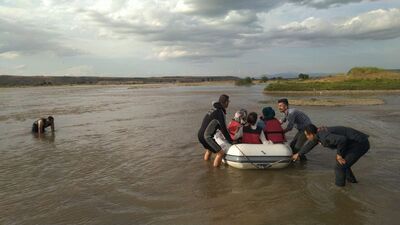 Su seviyesi yükselen çayda mahsur kaldılar!