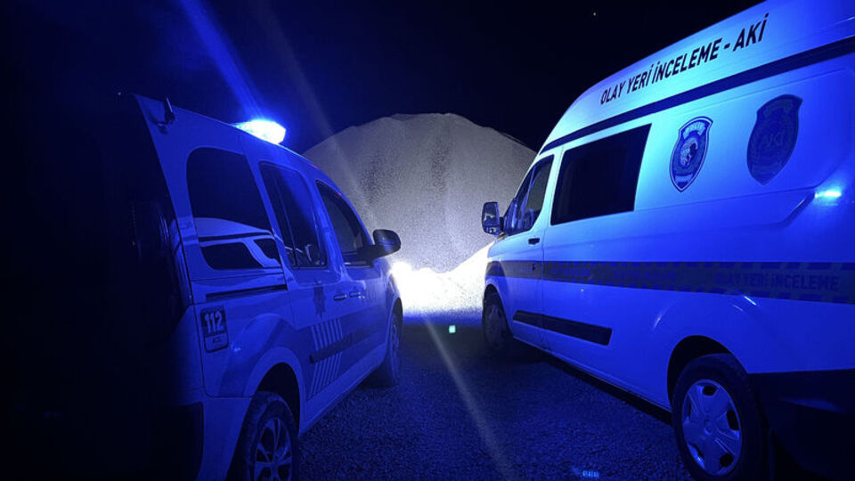 TIR'dan dökülen mıcırın altında kalan sürücü öldü