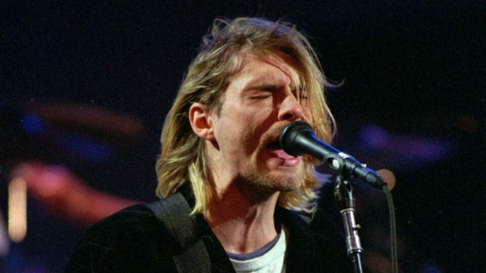Kurt Cobain'in parçaladığı gitara rekor fiyat!