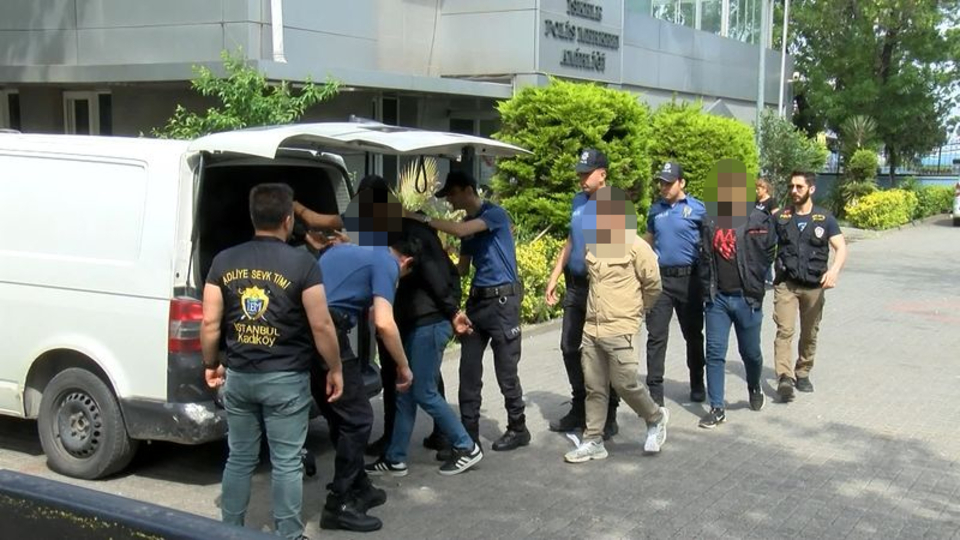 Kadıköy'de polise mukavemet: 4 gözaltı