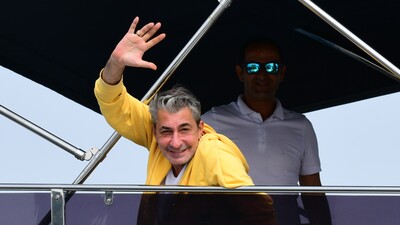 Sezonu açtı! Gazetecileri selamladı...