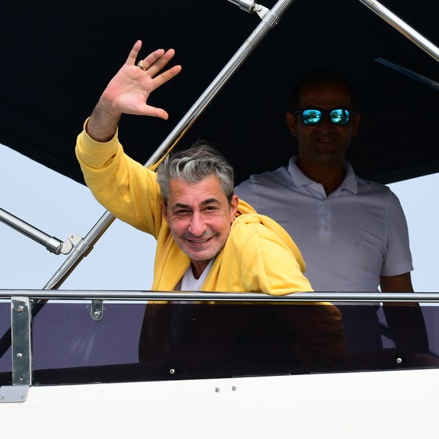 Sezonu açtı! Gazetecileri selamladı...