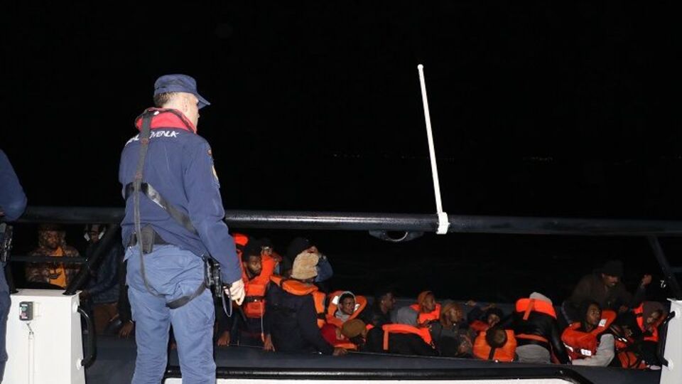 Çanakkale açıklarında 45 düzensiz göçmen yakalandı